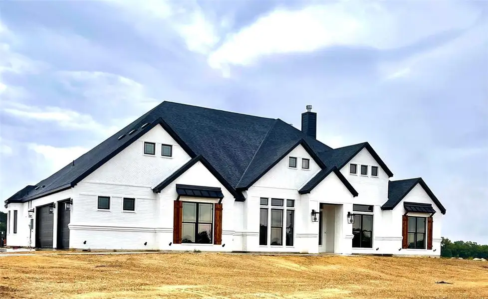 View of front facade with a front yard