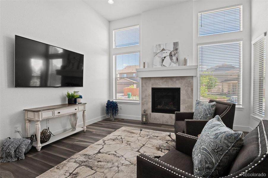 Tall Ceilings~ Gas Fireplace~ TV Included