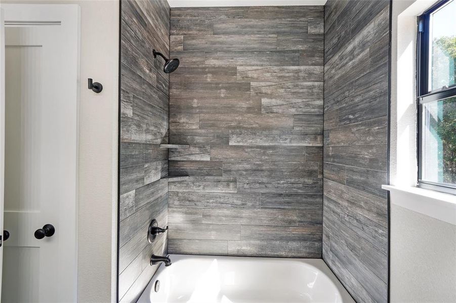 Bathroom with tiled shower / bath