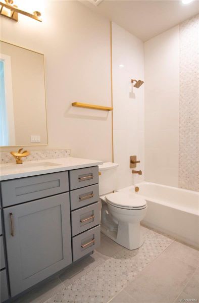 Guest Bathroom with Tub