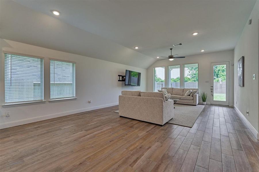 This would be the dining room that floats in between the kitchen and family room