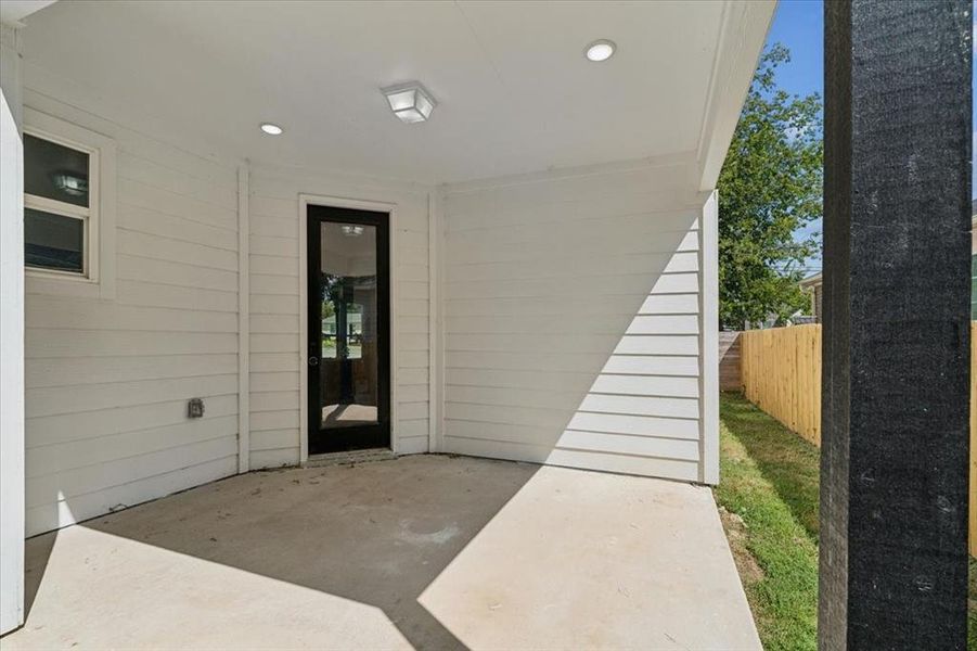 Entrance to property featuring a patio area