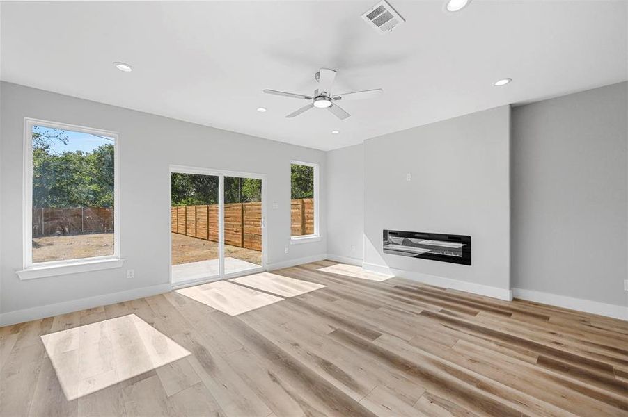 LIGHT-FILLED LIVING ROOM WITH FIREPLACE.