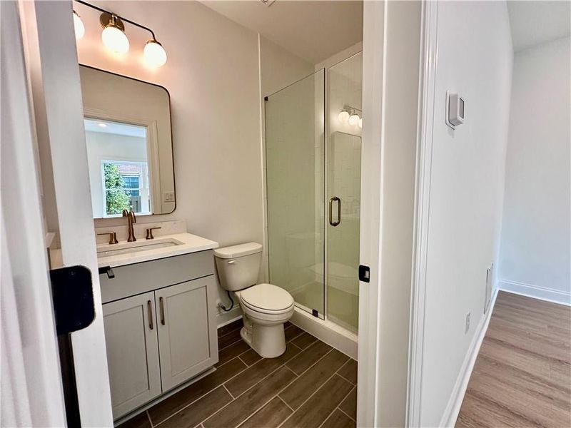 Full bathroom located in the fourth bedroom