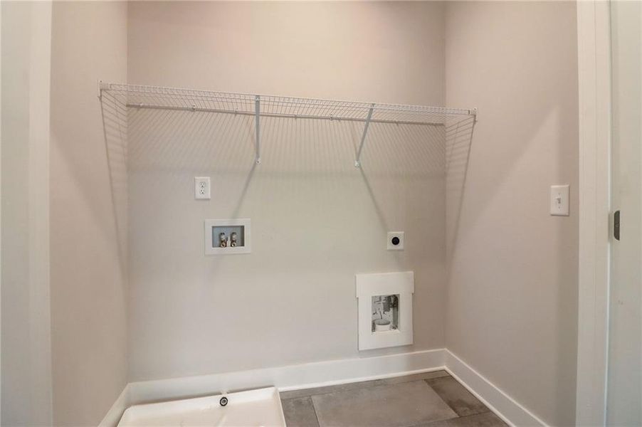 Laundry area with washer hookup, hookup for an electric dryer, and tile floors