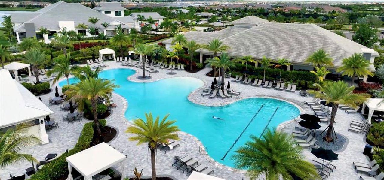 Beautiful Infinity Resort-Style Pool