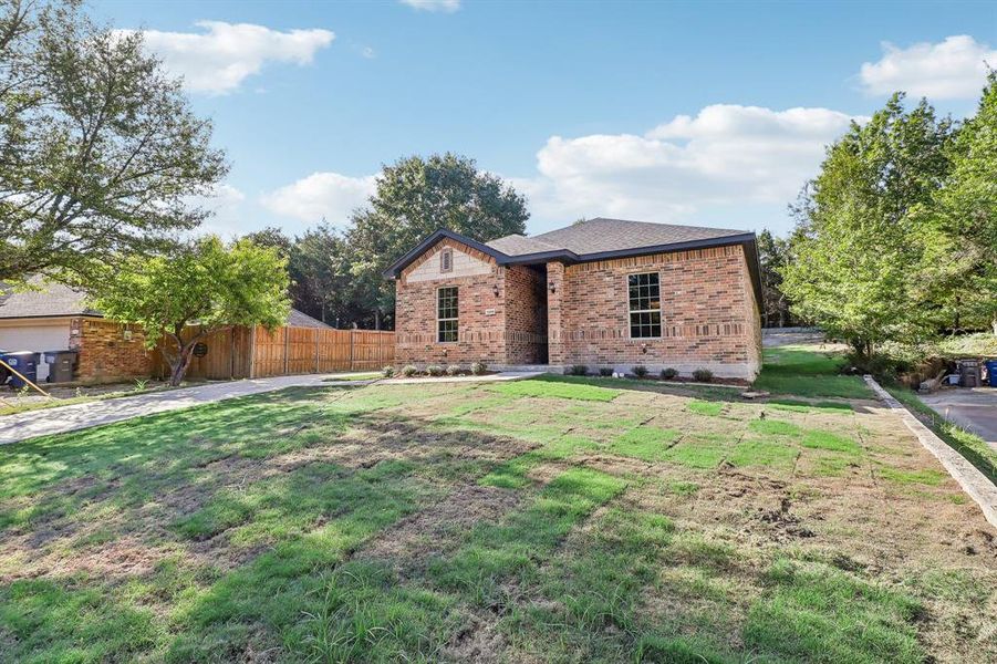 View of front of property featuring a front yard