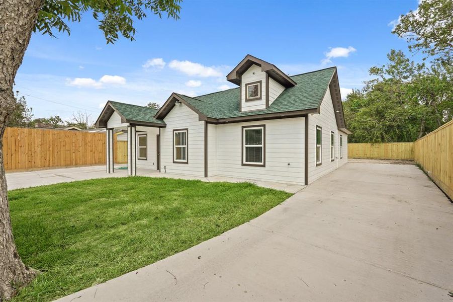 Long driveway with easy access to the backyard.