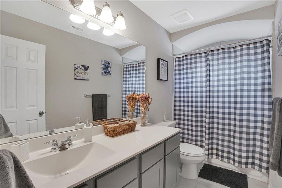 Secondary Bathroom with Modern Finishes