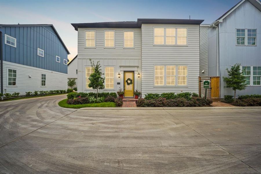 Luxury awaits once you step inside 2411 W Kolbe Lane! This In Town Homes 2-story paradise boasts 2,531 sqft of living space, 3 bedrooms, 3 1/2 bathrooms, and a 2-car garage.