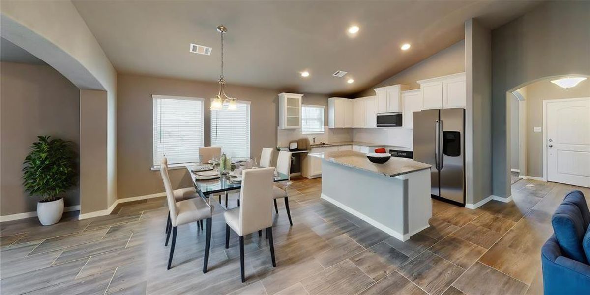 This image captures theconnection between the kitchenand dining area, showcasing thefunctional and stylish design. Thegranite countertops, moderncabinetry, and spacious layoutmake it a perfect setting for familymeals and entertaining guests.This is a picture of an Elise FloorPlan with another SaratogaHomes.