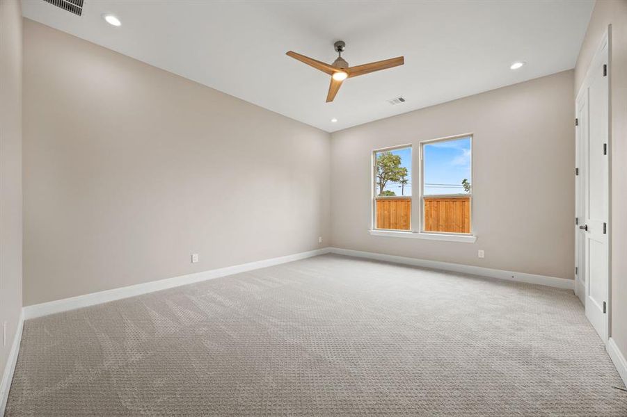 beroom with light carpet and ceiling fan