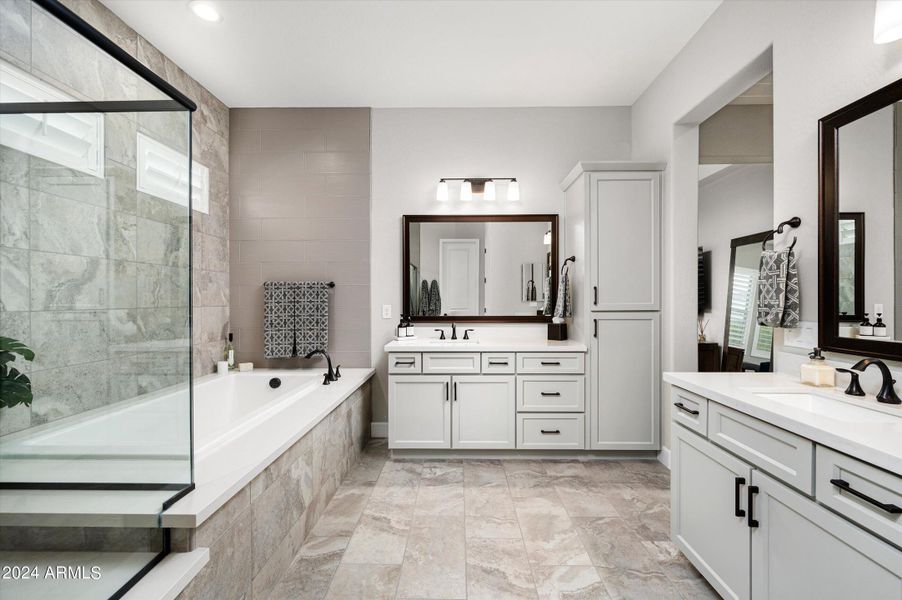 Soaking Tub with Quartz Deck