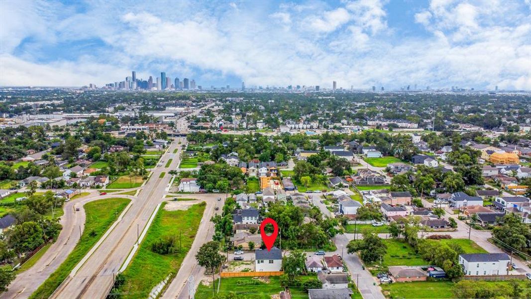 Just blocks from the I-610 loop and mere minutes to all that the Heights and downtown Houston have to offer, 1217 Cabell Street is the perfect place to call home - schedule your showing today to make it yours!