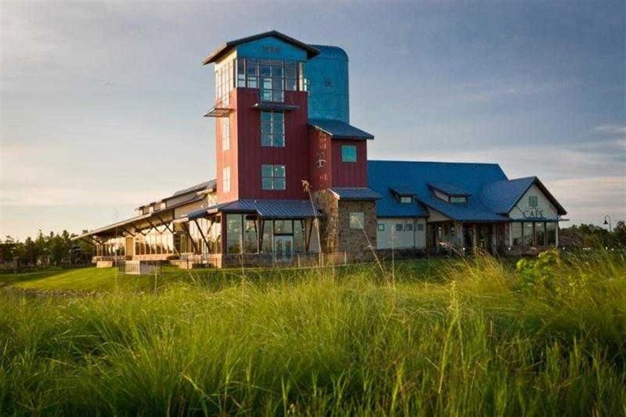 The amenity center has a lookout with expansive views