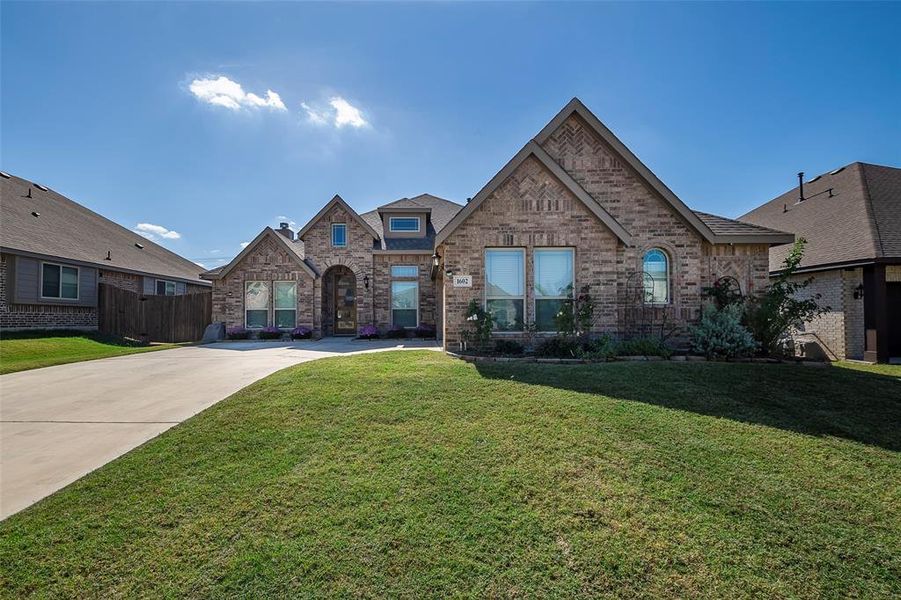 View of front of house featuring a front yard