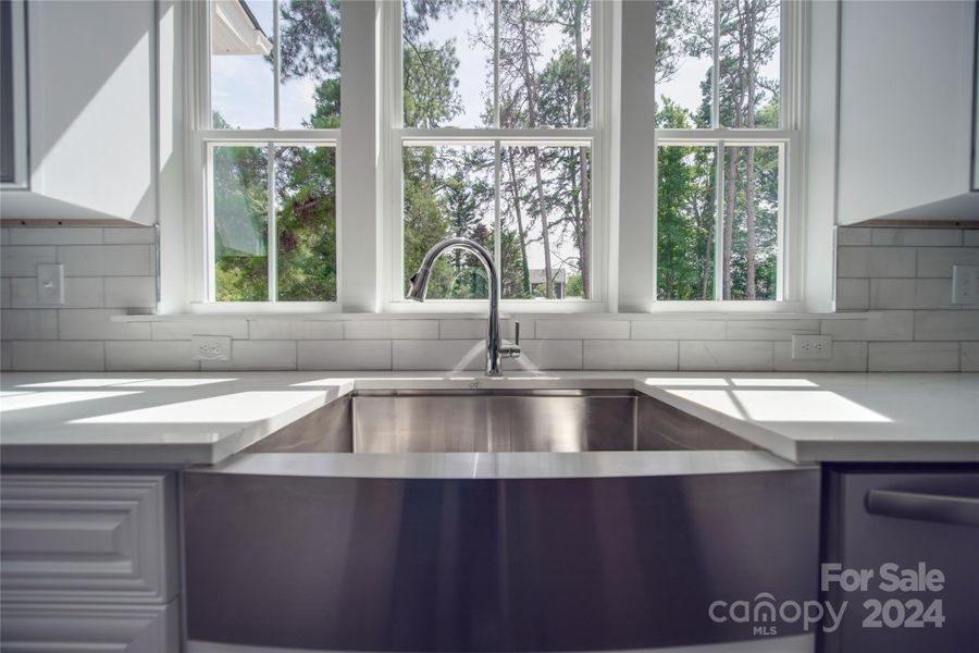 FARMHOUSE KITCHEN SINK