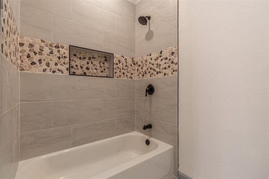 Bathroom with tiled shower / bath combo