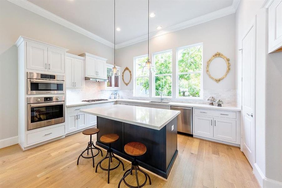 Similar kitchen with a gray and white palette with Bosch appliances