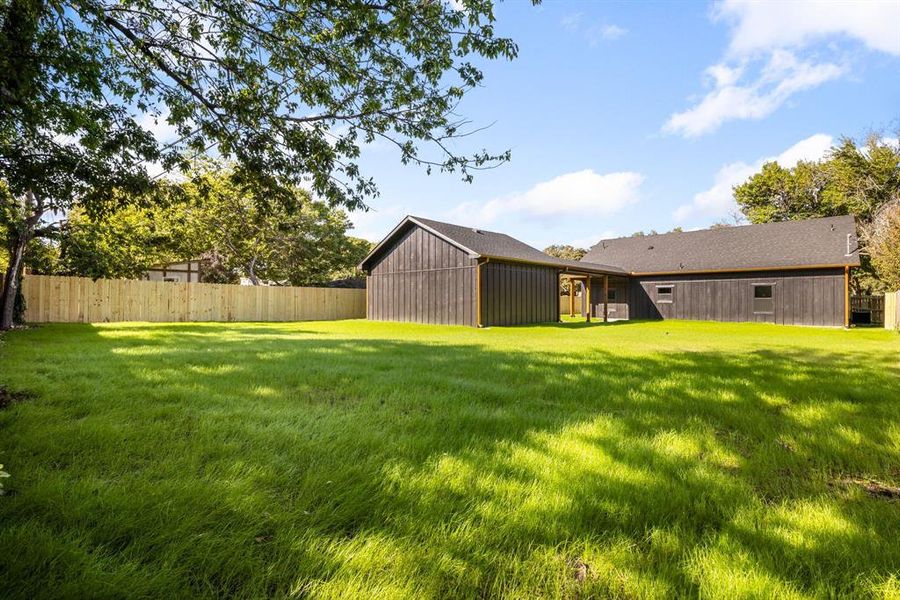 View of yard with an outdoor structure