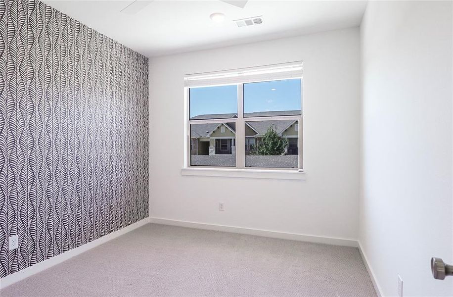 Guest bedroom 2 with modern finishes