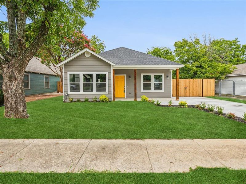 Ranch-style house featuring a front lawn