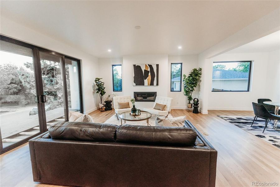 Livingroom with fireplace