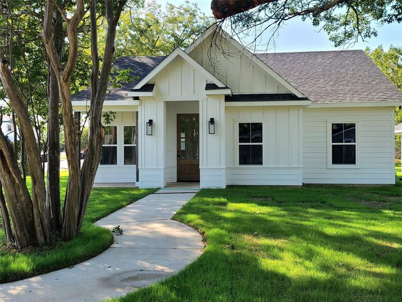 View of front of house featuring a front yard