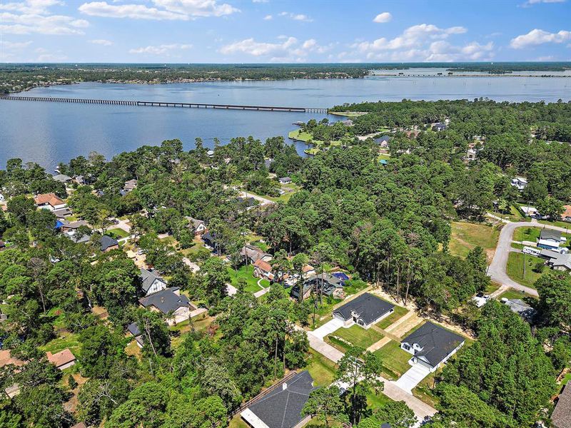 From above, you can appreciate the home’s prime location within the community, including proximity to Lake Houston. The aerial view also emphasizes the property’s privacy and the spaciousness of the surrounding area.