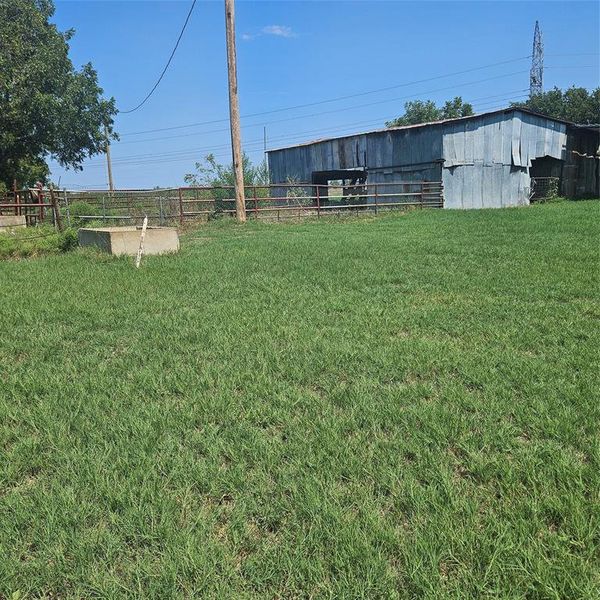 View of yard featuring an outdoor structure