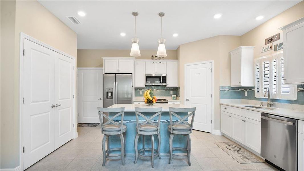 KITCHEN WITH ISLAND/BREAKFAST BAR