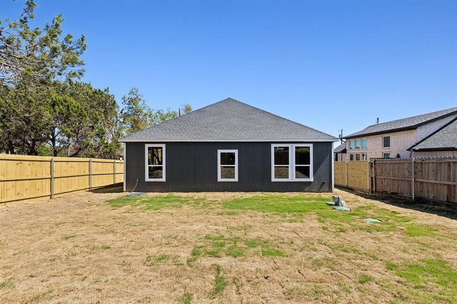 Large backyard, perfect for dog lovers and hangouts!