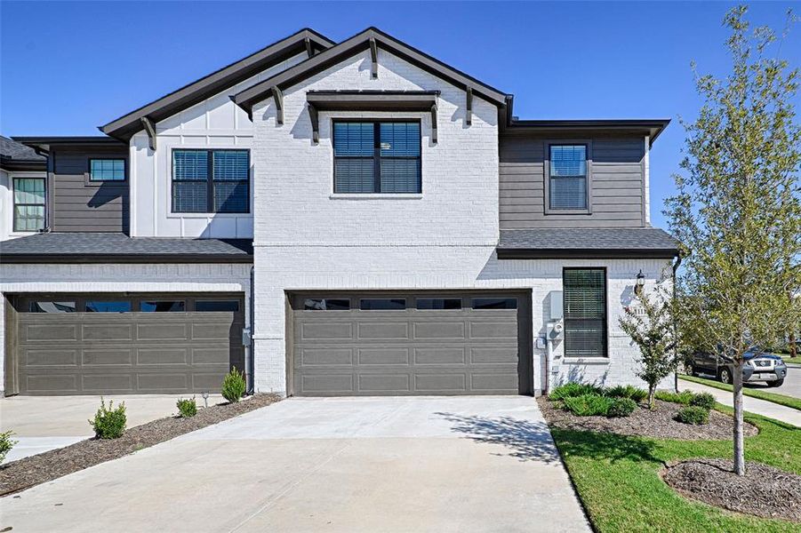 Sleek and modern townhome in the heart of Lewisville