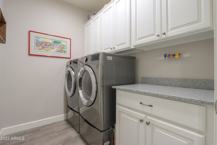 Laundry washer & dryer stay