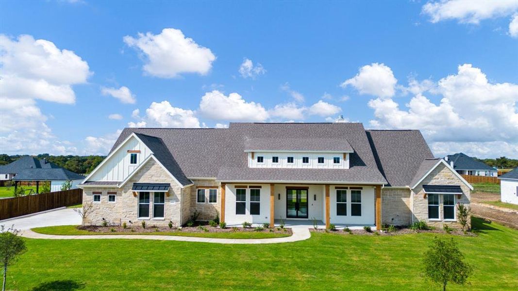 View of front of property featuring a front yard