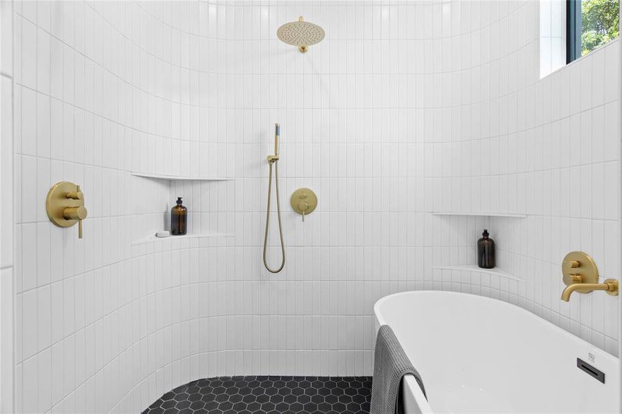 Walk in shower shows off curved walls