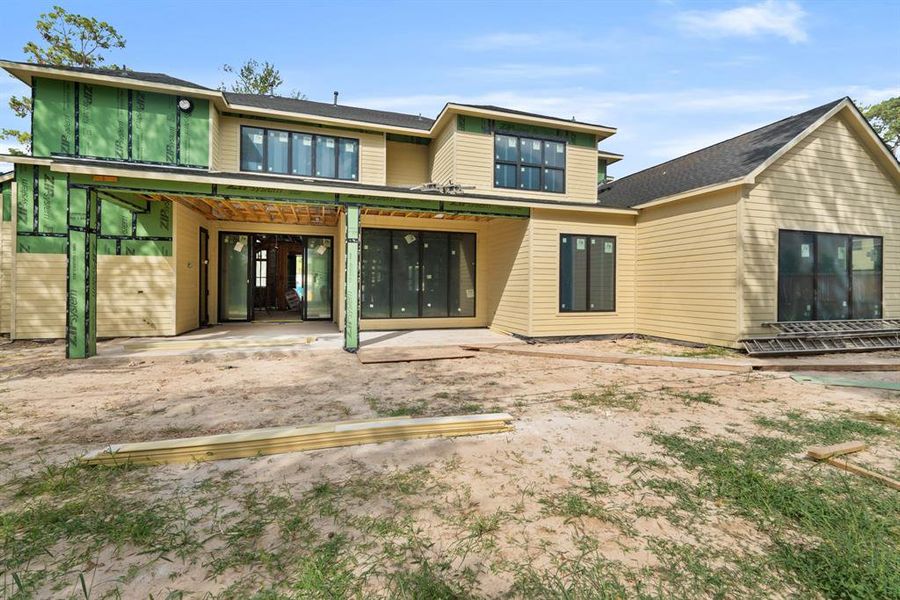 The spacious covered patio spans 32' of width!