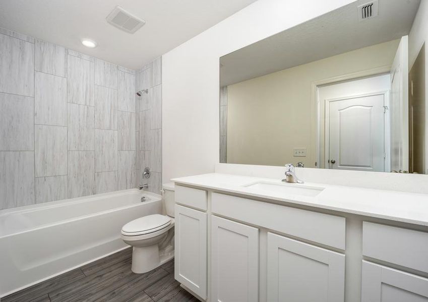 Tile detail is found in the tub/shower combination