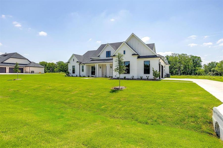 Modern farmhouse with a front yard