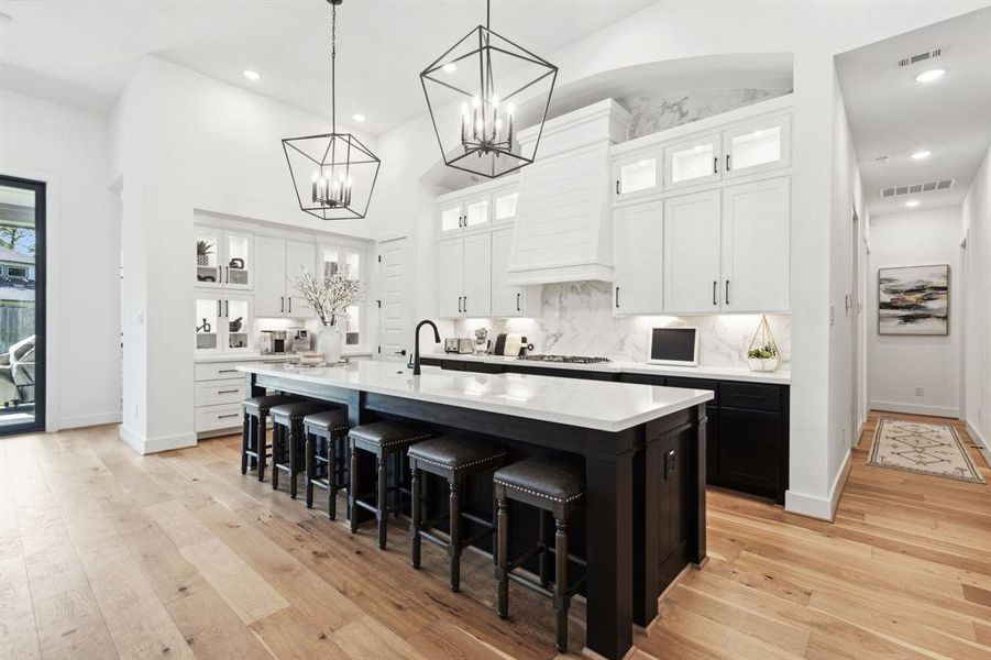 Imagine cooking in this marvelous gourmet kitchen. Designed with beauty and function in mind, the layout allows for easy meal preparation for busy mornings and even busier evenings.