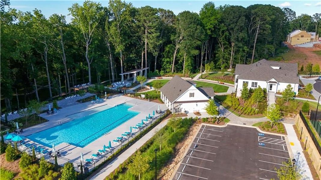 Wonderful pool that overlooks the river!