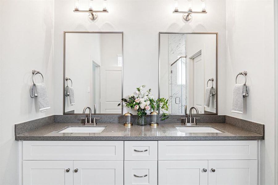 A vanity with dual sinks expands thelength of the bath giving plenty ofspace.