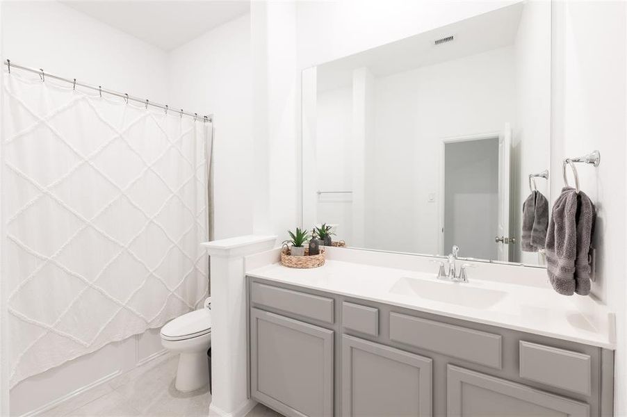 Easy access to this stylish bathroom, shared between the 2nd and 3rd bedroom. With modern design and plenty of storage space.