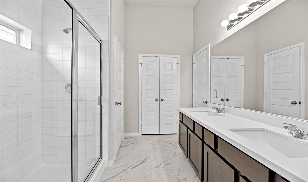 Double sinks in owner's bath