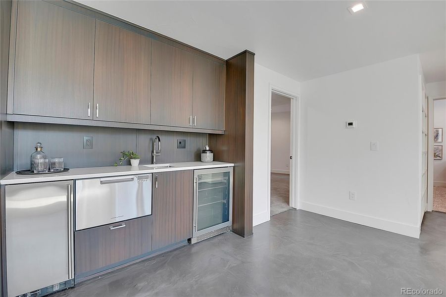 wet bar with ice machine