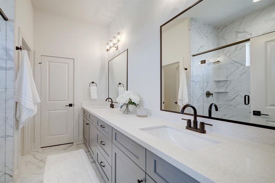 A vanity with dual sinks expands thelength of the bath giving plenty ofspace in the primary bathroom.