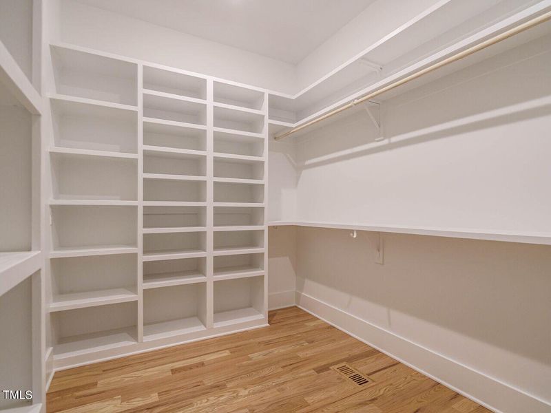 034-1280x960-closet