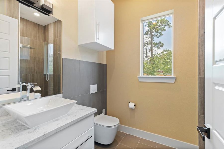 Secondary baths offer all the expected comforts.