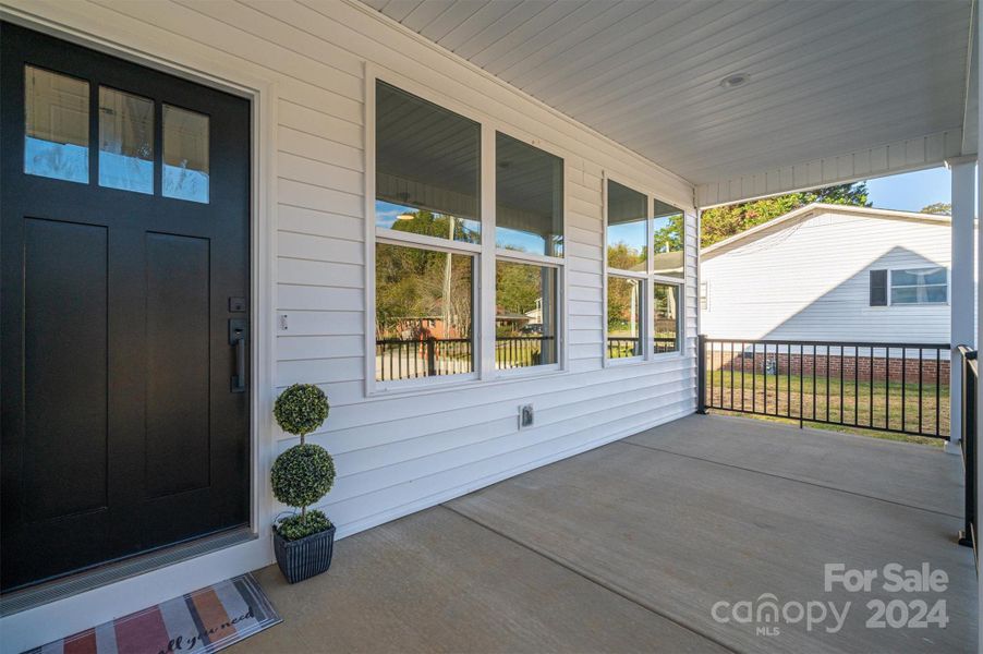 Covered front porch!