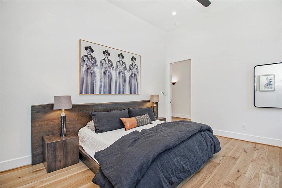 Secondary bedroom with high ceilings and a private bathroom.